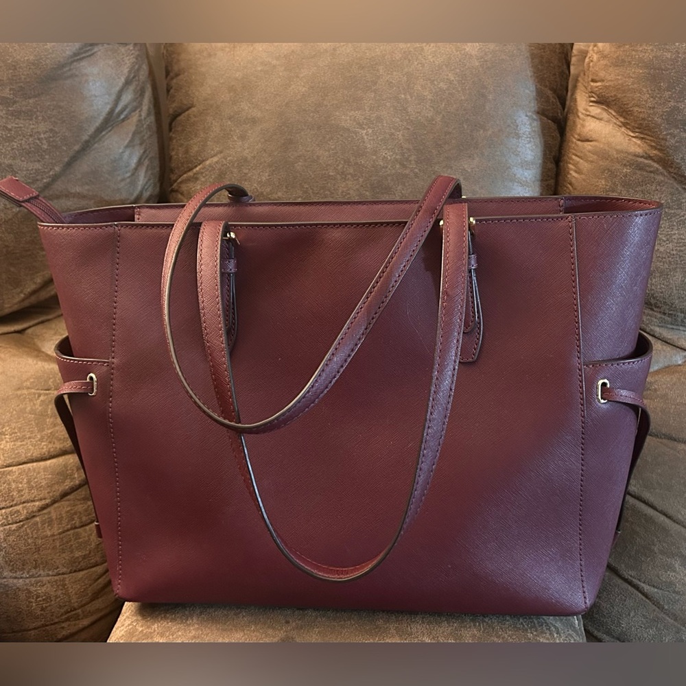 Michael Kors Gilly LeaterTote Bag with Gold Hardware Excellent Condition! - Picture 6 of 10
